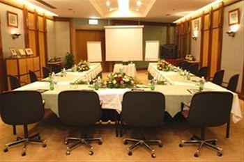 Airport Marriott Hotel 4*